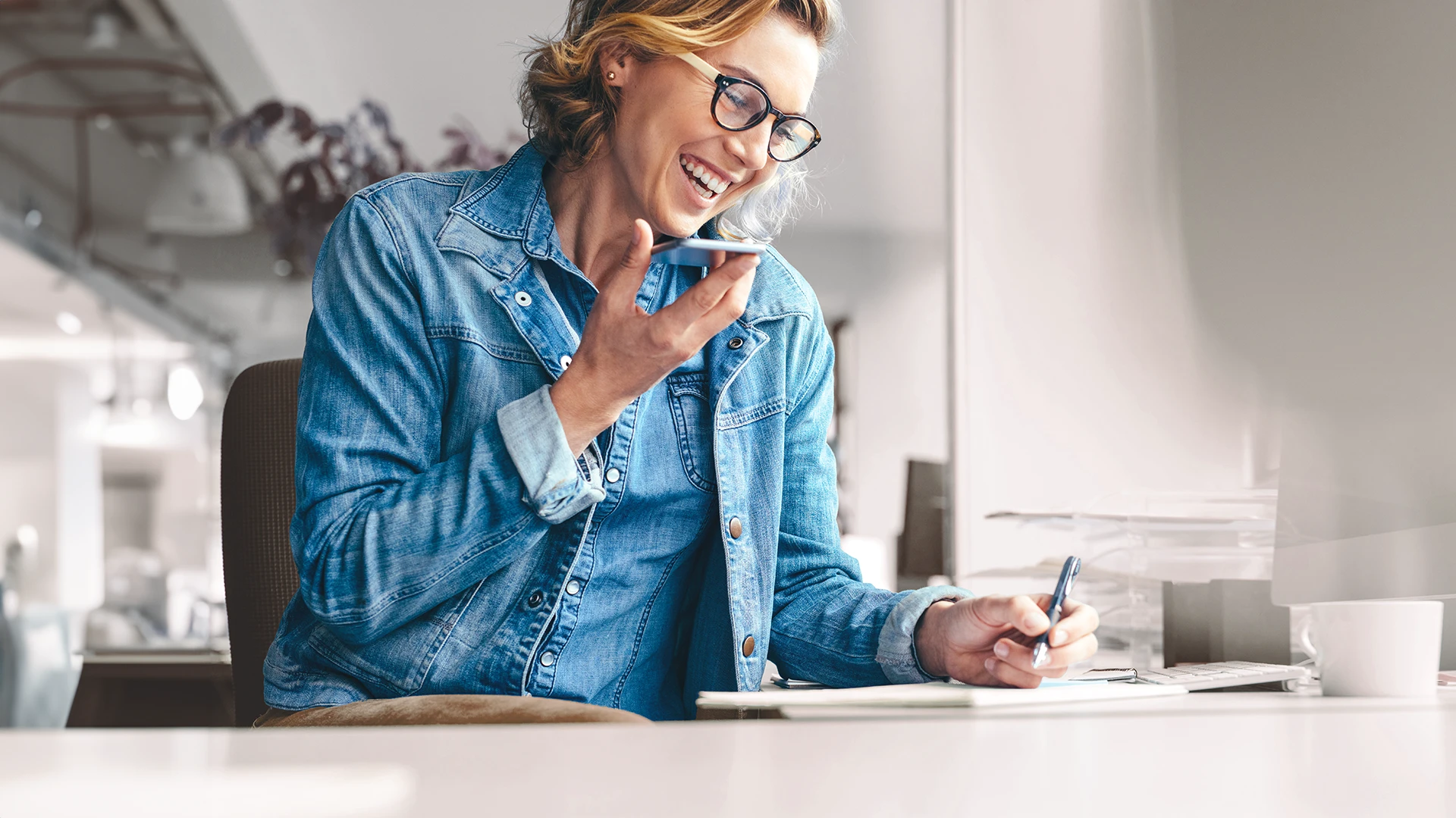 Woman_mobile_desk